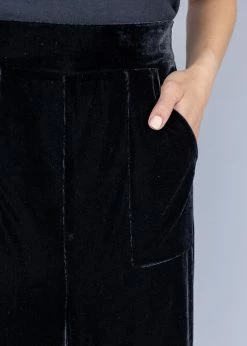 Collectif Virginia Velvet 70's Trousers Black -KILLSTAR Sales Store collectif AW210204A virginia velvet trousers blk 2 7fcedea7 ee16 4a10 87fa e85b1fd852ae 1024x1024